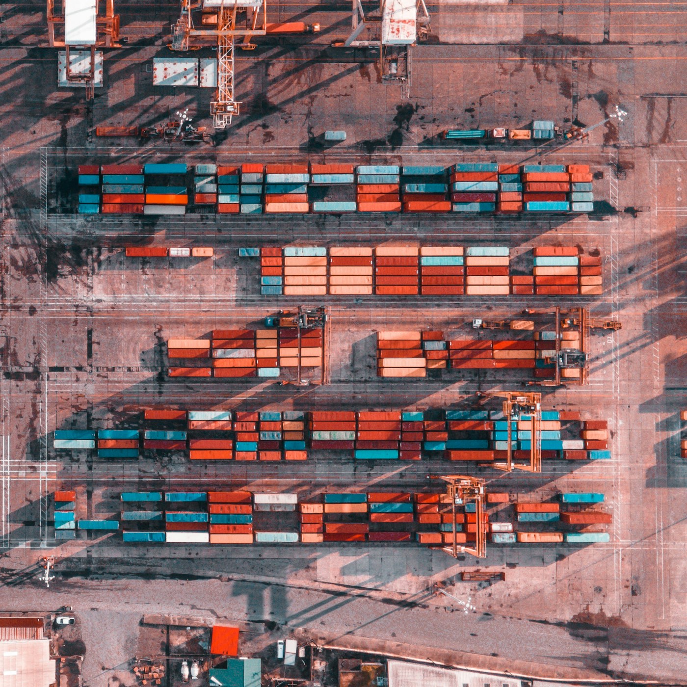 Vista aérea de un terminal portuario con contenedores y grúas