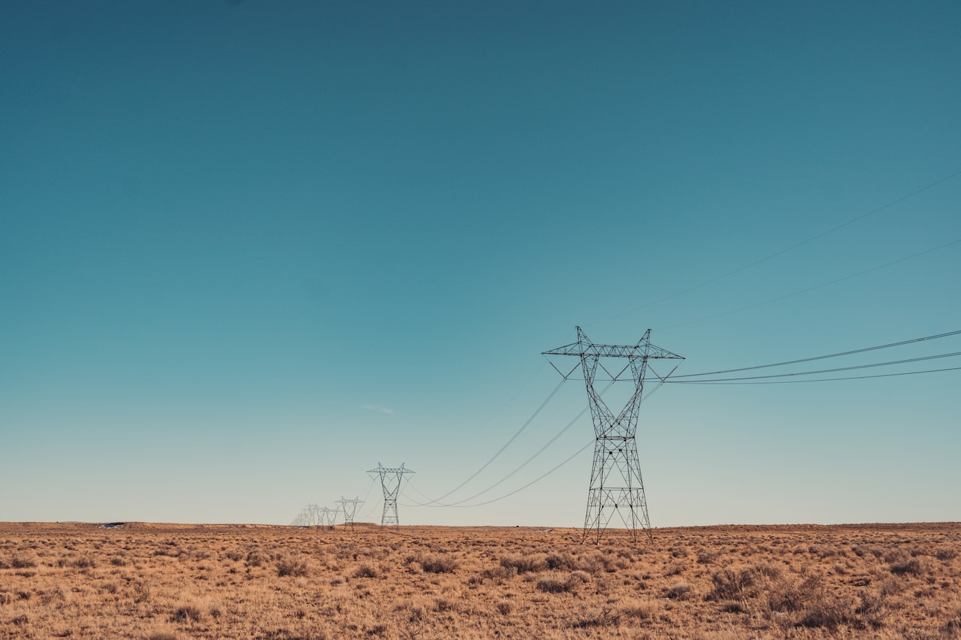 Torres de transmisión eléctrica en un paisaje árido