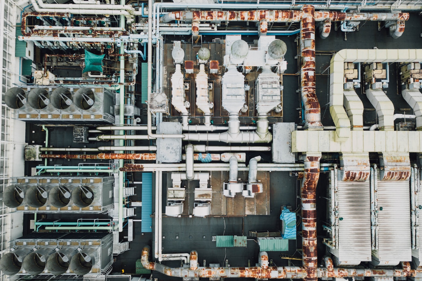 Vista aérea de tuberías y equipos de una planta industrial